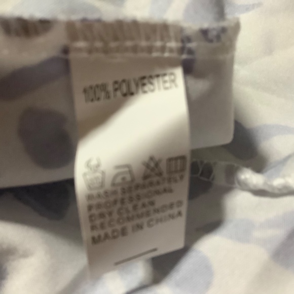 New ladies XL blue/white floral poly dress, v neck, pretty detail neck, sleeves - Picture 3 of 7